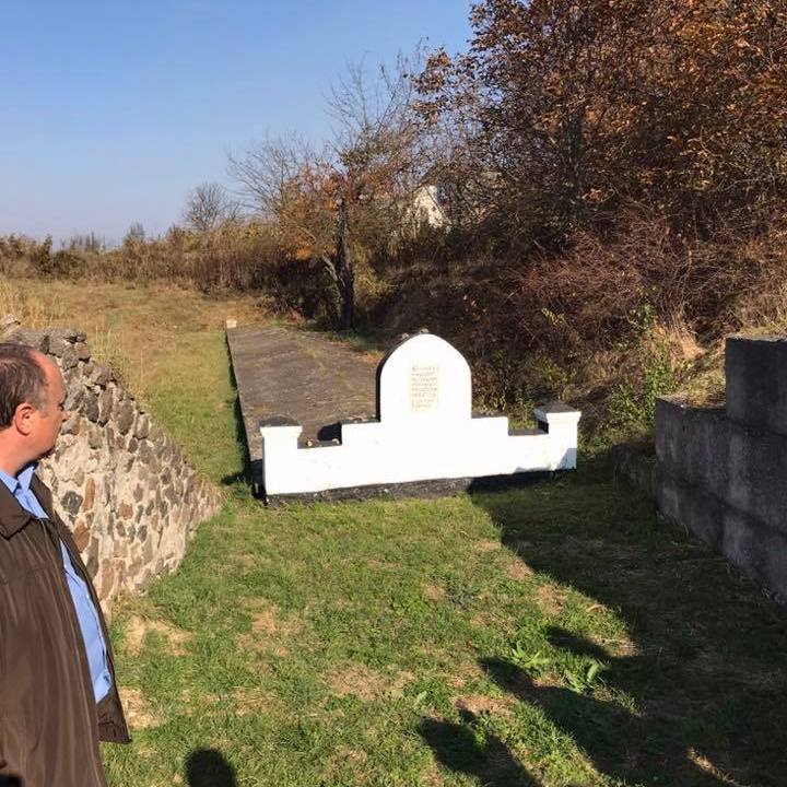 2.Het massagraf met 1000 Joodse kinderen in Nemirov, dat Igor uit respect onderhoudt kopie