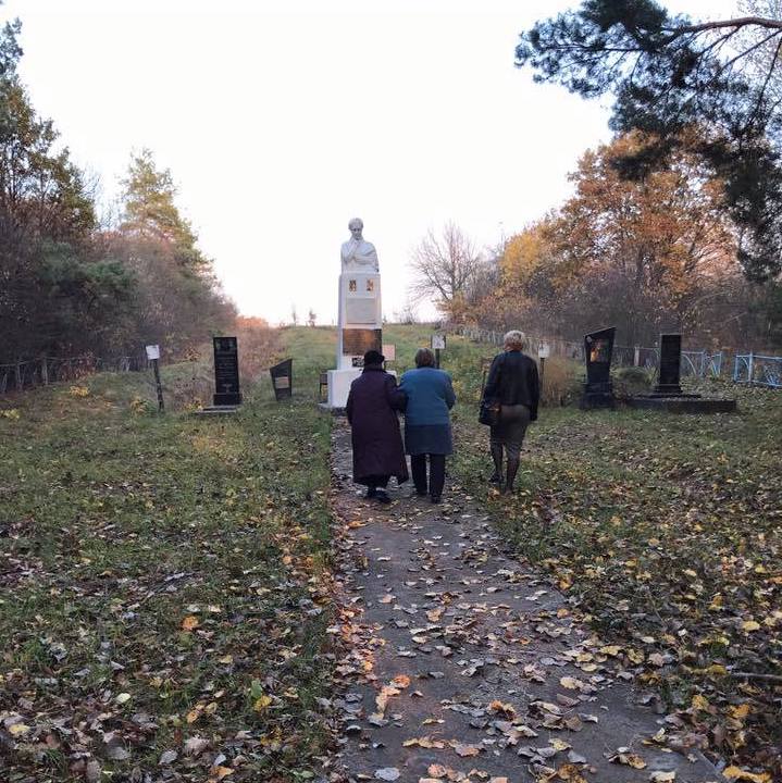 4.Massagraf met 62.000 joden in de bossen bij Petrovo (Rita met hoedje op de rug gezien) kopie