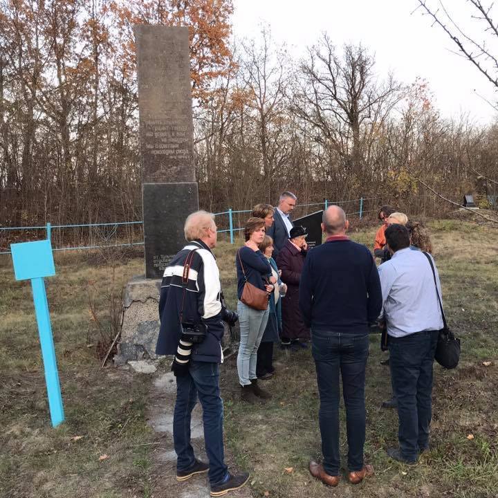 5.Ander deel massagraf, met de joden uit Tulchin Rita_ we staan hier op deze heuvel, en onder ons liggen duizenden joden begraven waaronder haar moeder kopie