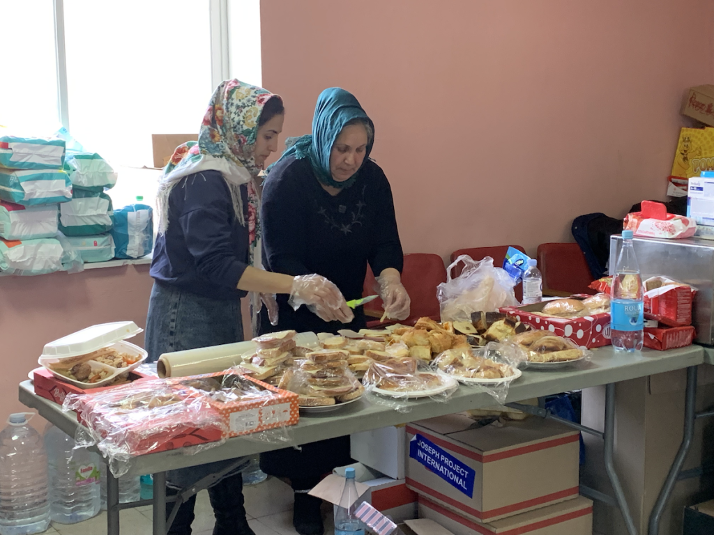 Numerous volunteers are committed to provide a meal for the refugees